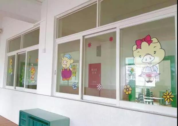 玻璃上的不干膠貼紙?zhí)珶┤耍?i style='color:red'>清除</i>有妙招！