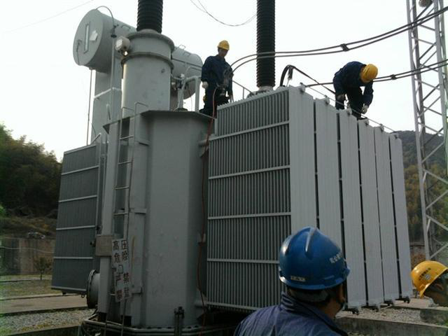 作業(yè)人員安全保護繩系在安全水平保護繩上，確保在變壓器本體上移動始終不會失去保護。