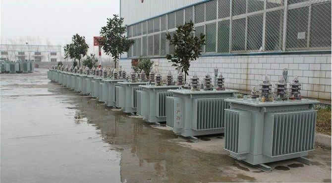 油浸式變壓器的保養(yǎng)如何去做？預(yù)防滲漏油：油浸式變壓器在油箱內(nèi)充滿變壓器油，裝配中依靠緊固件對(duì)耐油橡膠元件加壓而密封。